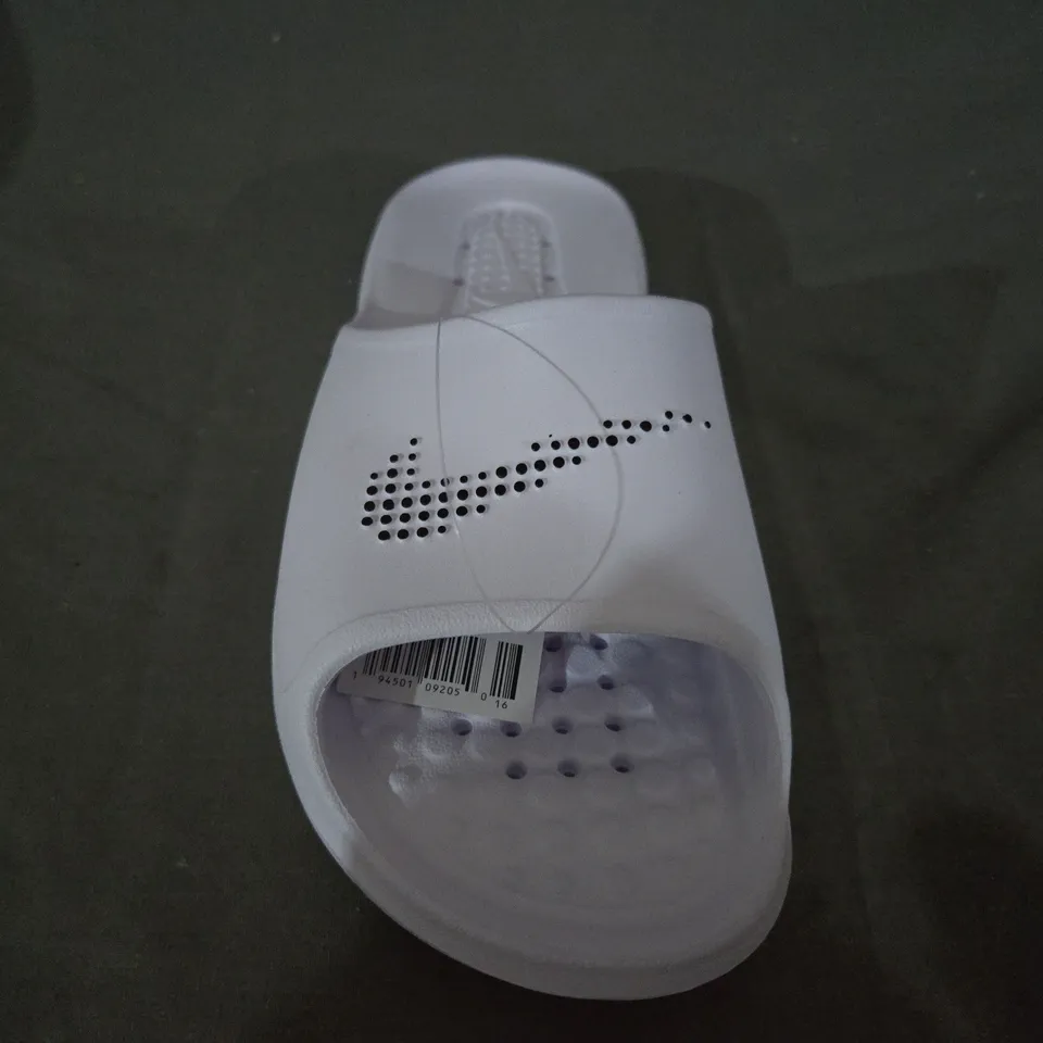 BOXED PAIR OF NIKE VICTORI ONE SHOWER SLIDERS IN WHITE UK SIZE 7