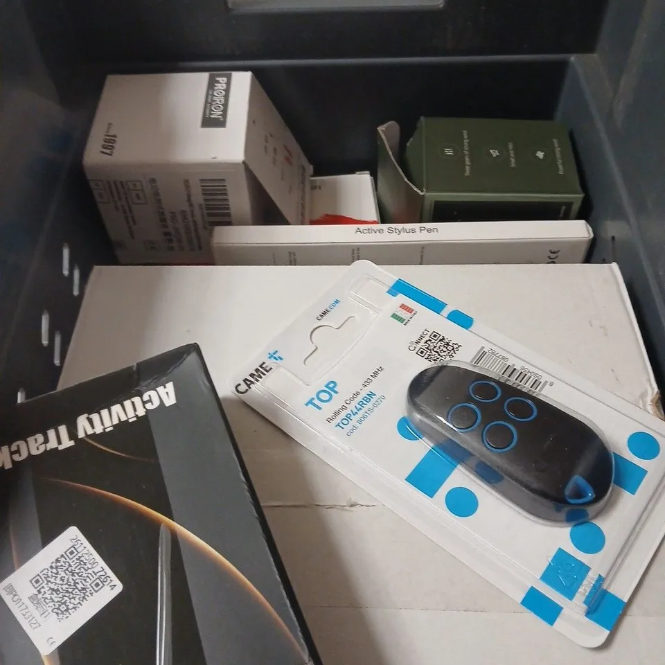 APPROXIMATELY 7 ASSORTED ITEMS INCLUDING RECHARGABLE FLASHLIGHT AND A10 MOUSE MOVER