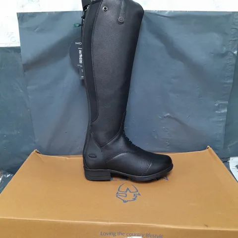 BOXED PAIR OF MORETTA ALBINA BOOTS IN BLACK - 6