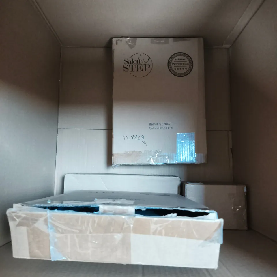 APPROXIMATELY 6 ASSORTED HOUSEHOLD PRODUCTS TO INCLUDE CUSHIONS, HOME DECOR ETC 