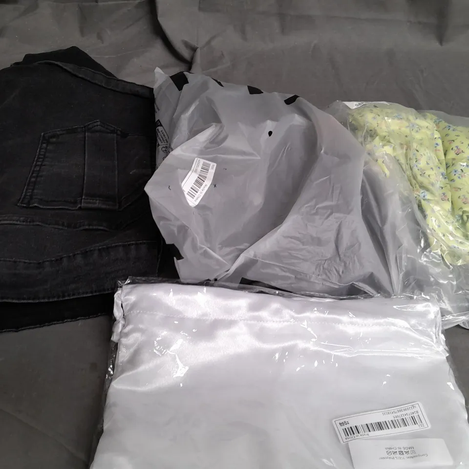 BOX OF APPROXIMATELY 25 ASSORTED CLOTHING ITEMS TO INCLUDE - JUMPERS, TOPS, DRESSES ETC