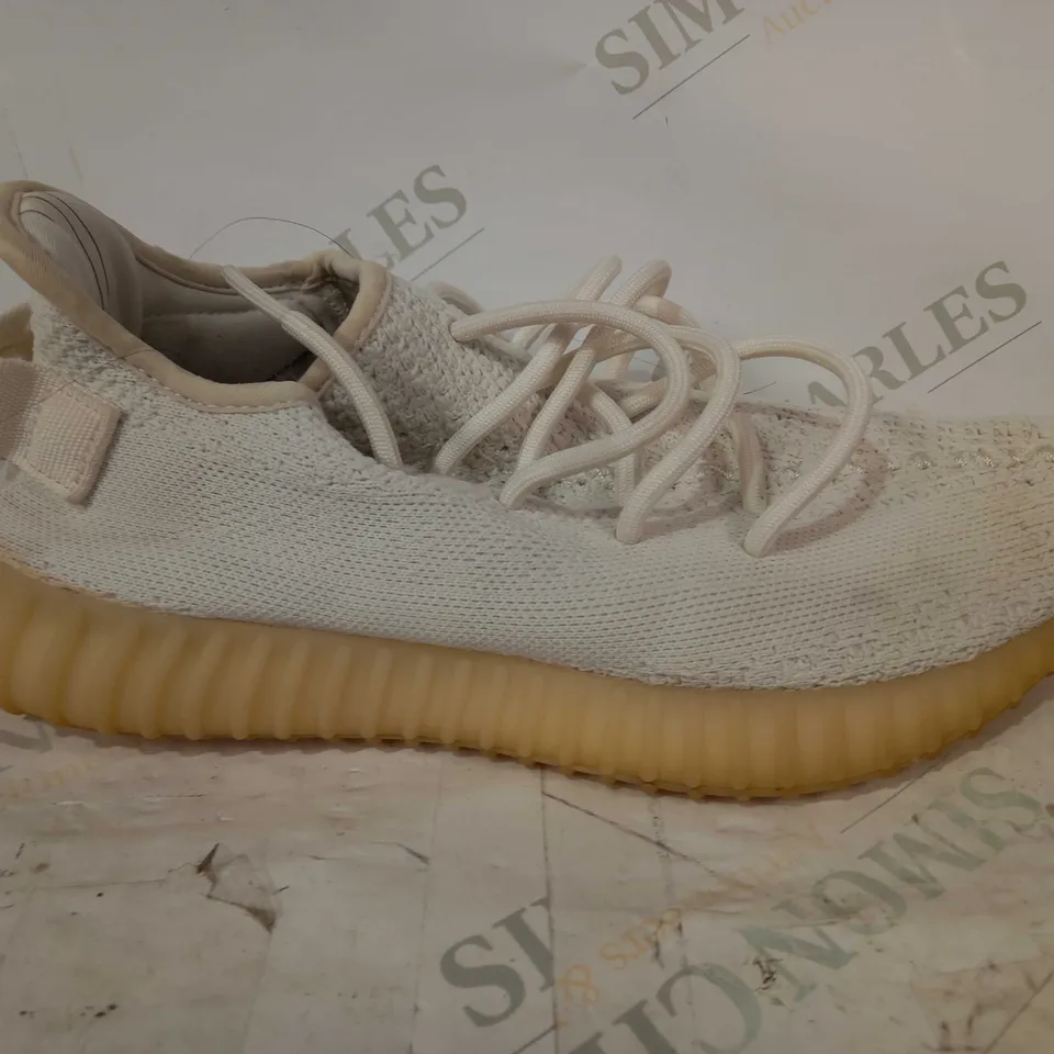 BOXED PAIR OF YEEZY BOOST 350 V2 SHOES IN WHITE UK SIZE 7.5