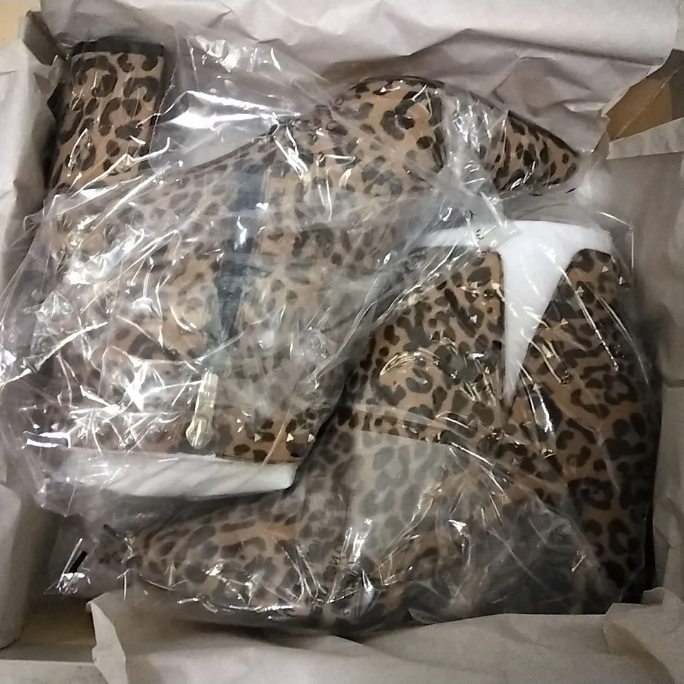 BOX OF 5 PAIRS OF  MARC FISHER CLIENT JAGUAR ANKLE BOOTS SIZE 5.5