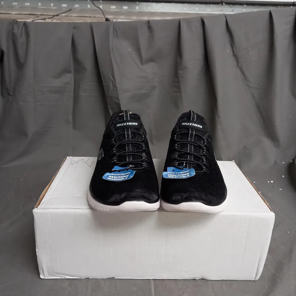 BOXED SKECHERS SUMMITS BUNGEE TRAINER SIZE 5.5