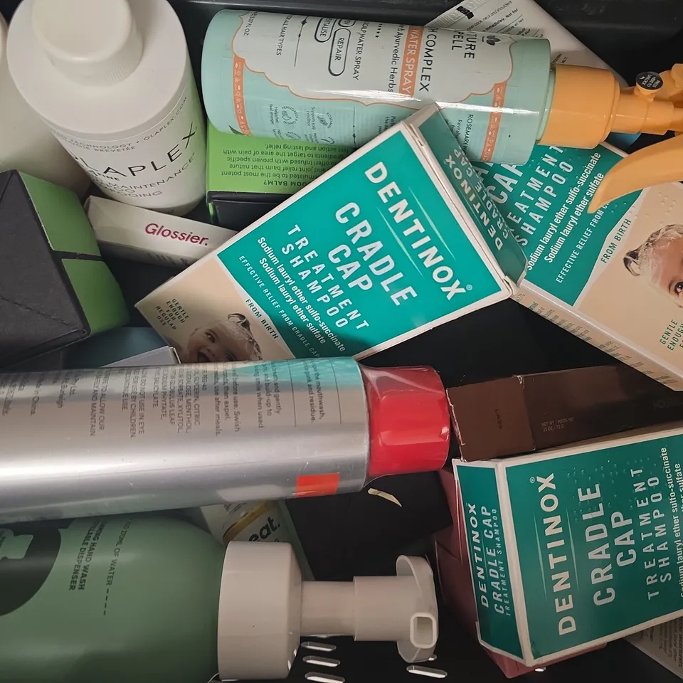 APPROXIMATELY 12 ASSORTED COSMETIC ITEMS INCLUDING VARIOUS MAKES AND BRANDS - COLLECTION ONLY