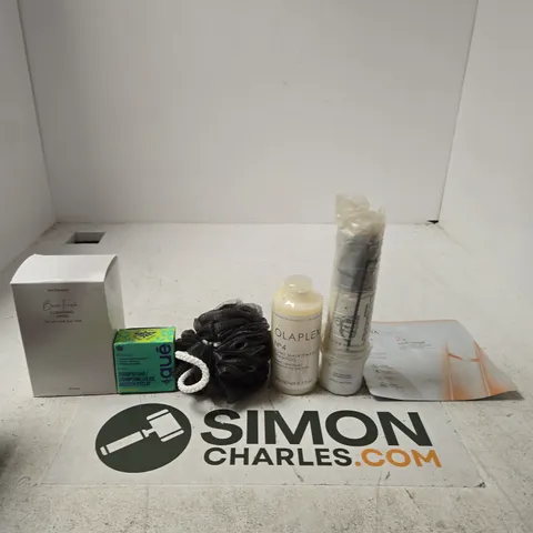 APPROXIMATELY 20 ASSORTED BEAUTY PRODUCTS INCLUDING ANN SUMMERS CLEANSING WIPES, AUE SHAMPOO BAR AND A BODY PUFF
