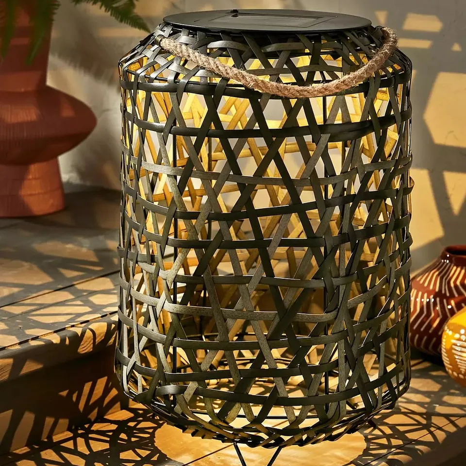 BOXED CRISS CROSS ARUBA WEAVE SOLAR RATTAN LAMP (1 BOX)