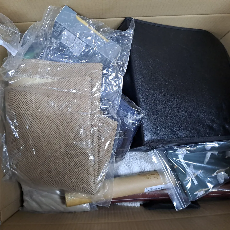 APPROXIMATELY 15 ASSORTED HOUSEHOLD ITEMS TO INCLUDE BED MATS, 6" WALL BRUSH, HANDKERCHIEFS, ETC