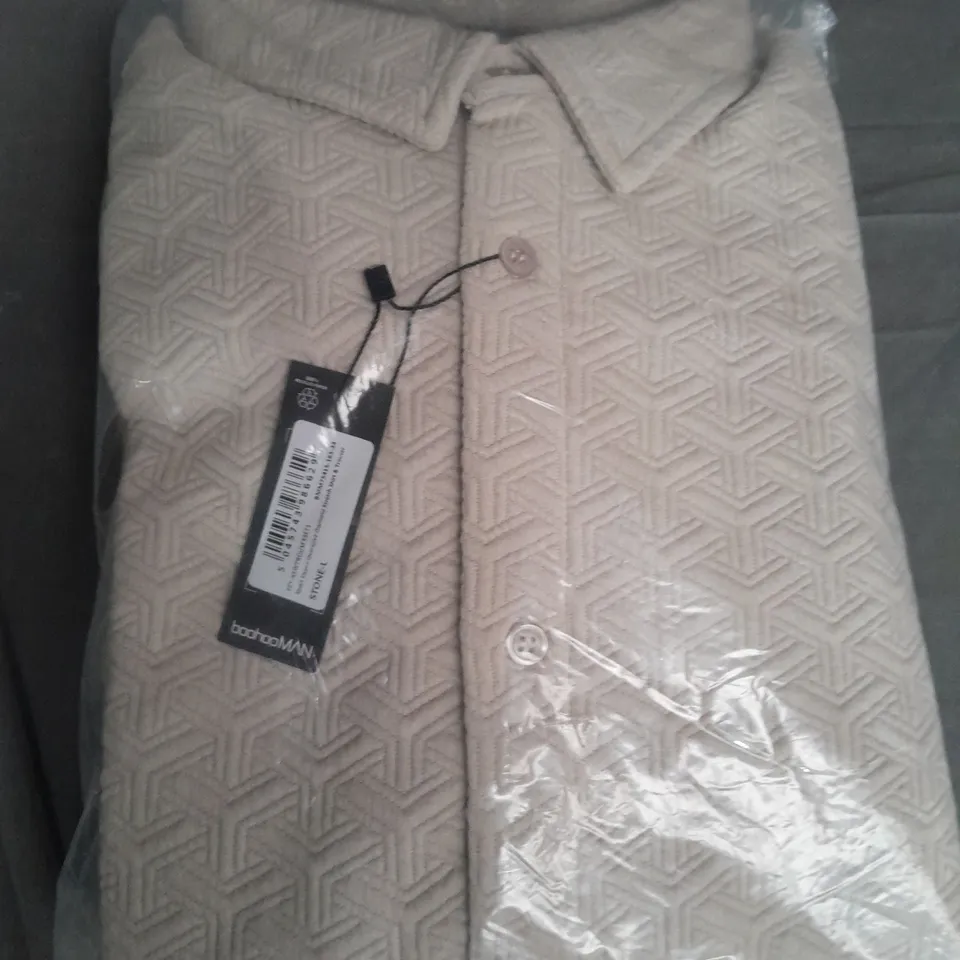 BAGGED BOOHOO SHORT SLEEVE OVERSIZED DIAMOND STRETCH SHIRT & TROUSERS IN STONE - L