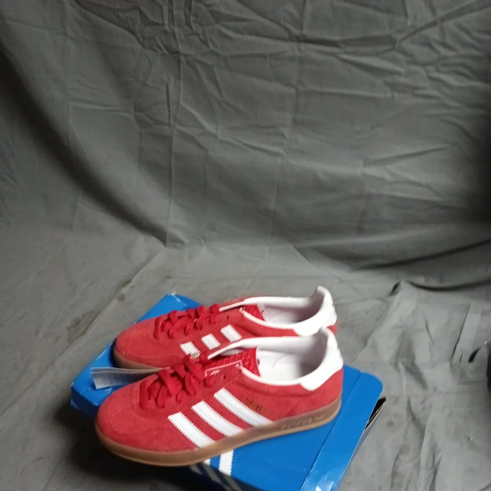 ADIDAS GAZELLE INDOOR J TRAINERS – UK 5½, RED SUEDE WITH WHITE STRIPES