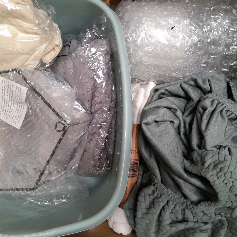 BOX OF APPROXIMATELY 20 ASSORTED HOUSEHOLD ITEMS TO INCLUDE AQUAPHOR WATER FILTERS, TORTOISE EDIBLE BEDDING, ETC