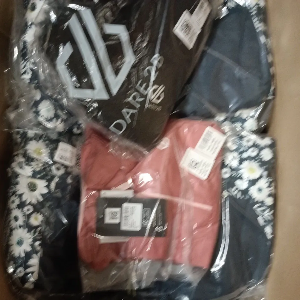 APPROXIMATELY 20 ASSORTED BRAND NEW DARE2B KIDS CLOTHING ITEMS IN VARIOUS SIZES, STYES & COLOURS TO INCLUDE STRIKING III JACKET, ZESTY II FLEECE, LIFTIE JACKET, ETC - COLLECTION ONLY