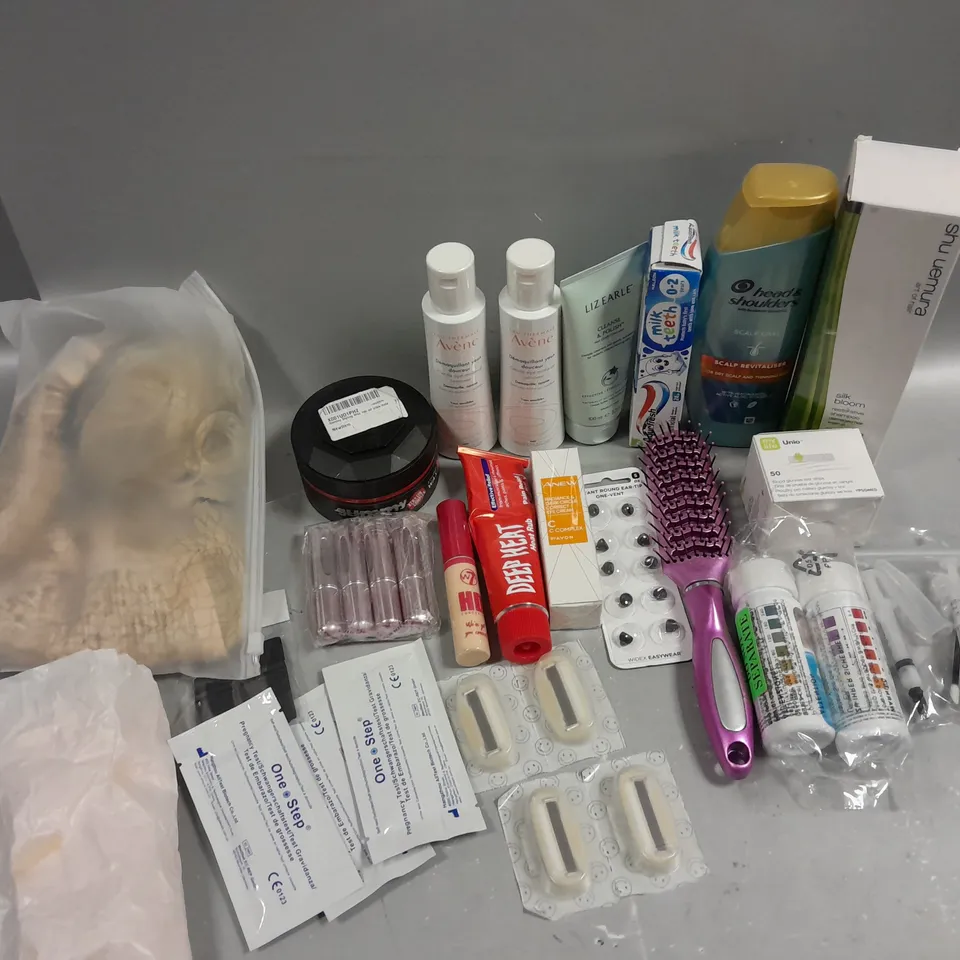 BOX OF APPROXIMATELY 15 COSMETIC ITEMS TO INCLUDE SHU UEMURA SHAMPOO, HEAD AND SHOULDERS SHAMPOO, STYLING WAX, ETC