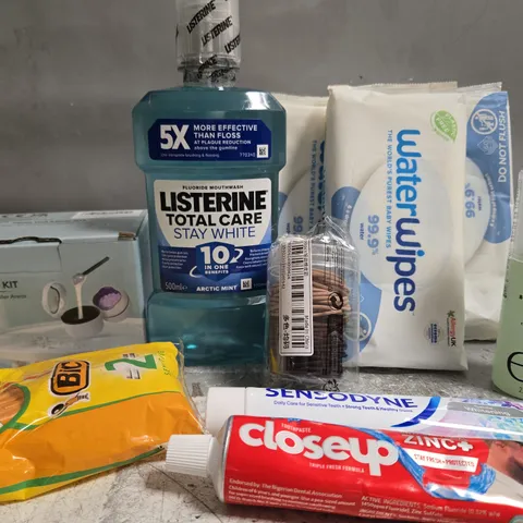 APPROX 12 ASSORTED BEAUTY PRODUCTS TO INCLUDE WATER WIPES, LISTERINE MOUTHWASH, SENSODYNE TOOTHPASTE, ETC 