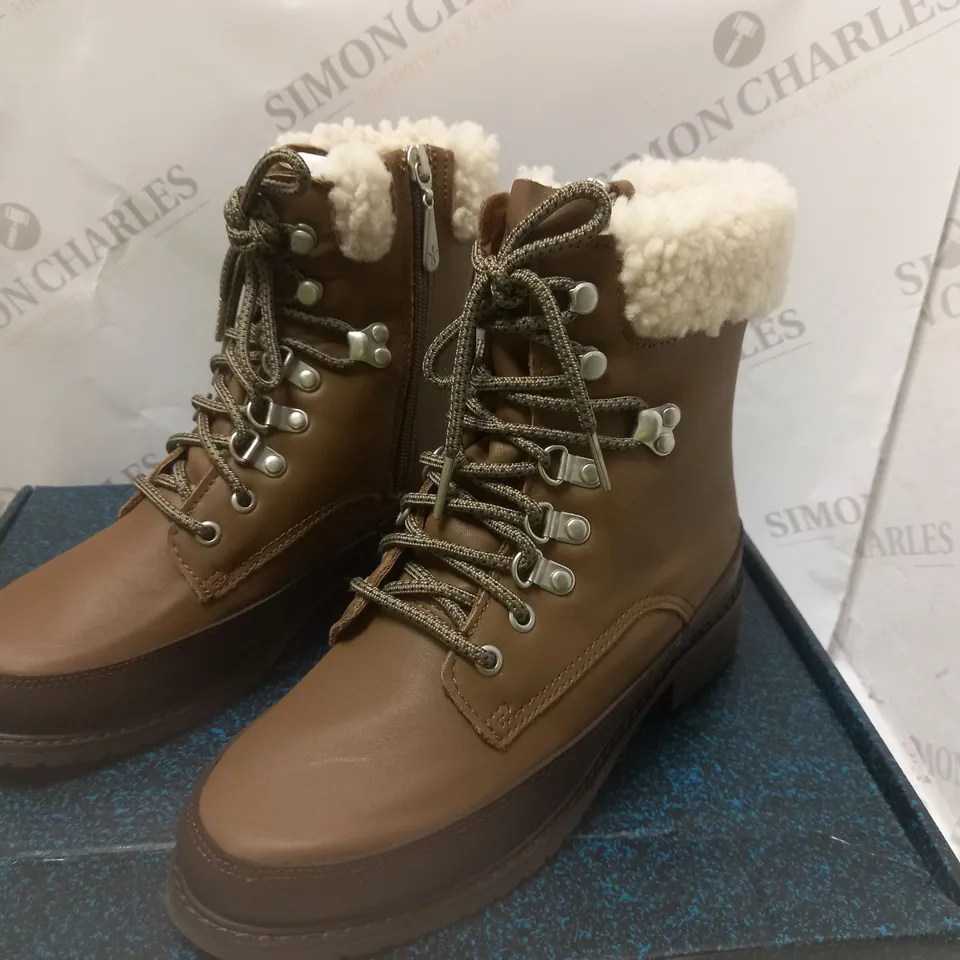 BOXED EMU AUSTRALIA WATERPROOF OAK BOOTS - SIZE 5