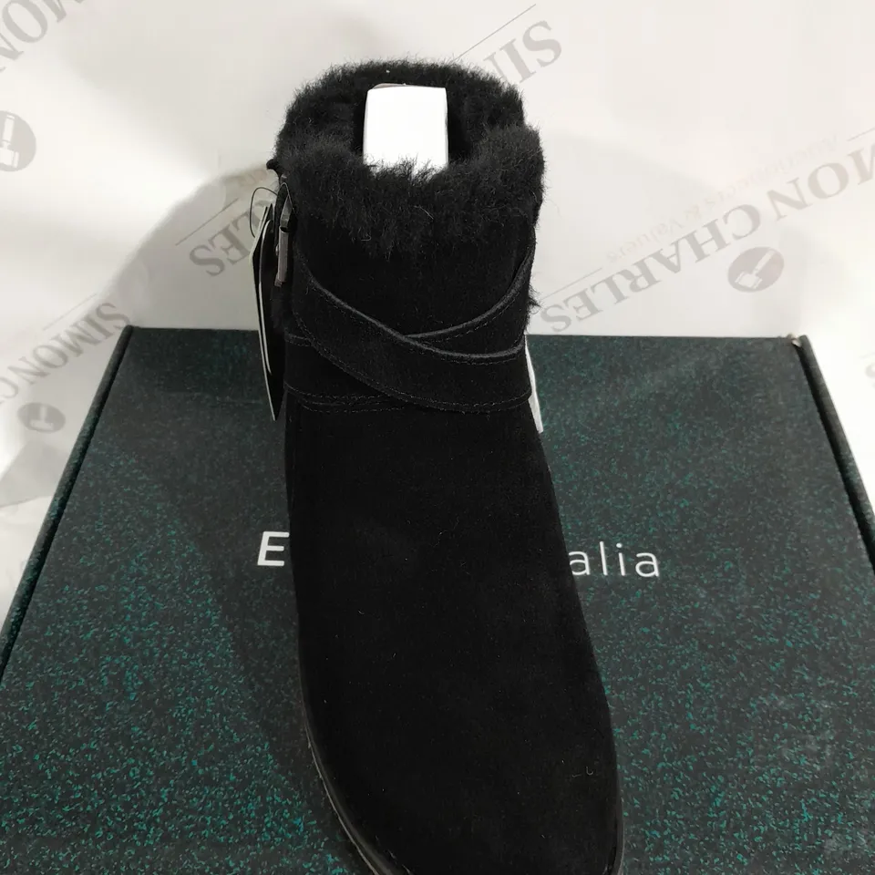 BOXED PAIR OF EMU MERAK SUEDE BOOTS IN BLACK - SIZE 5