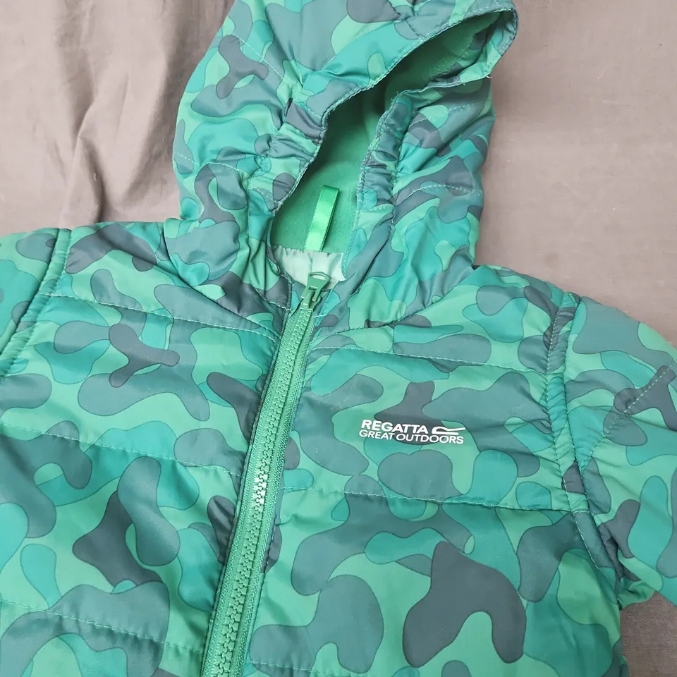 REGATTA GREAT OUTDOORS CAMOUFLAGE PADDED HOODED ALL IN ONE - SIZE 12/18MONTHS 