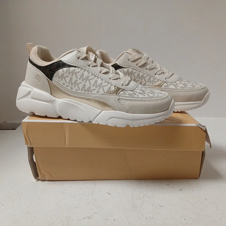 BOXED PAIR OF MICHAEL KORS TRAINERS IN VANILLA SIZE 3.5