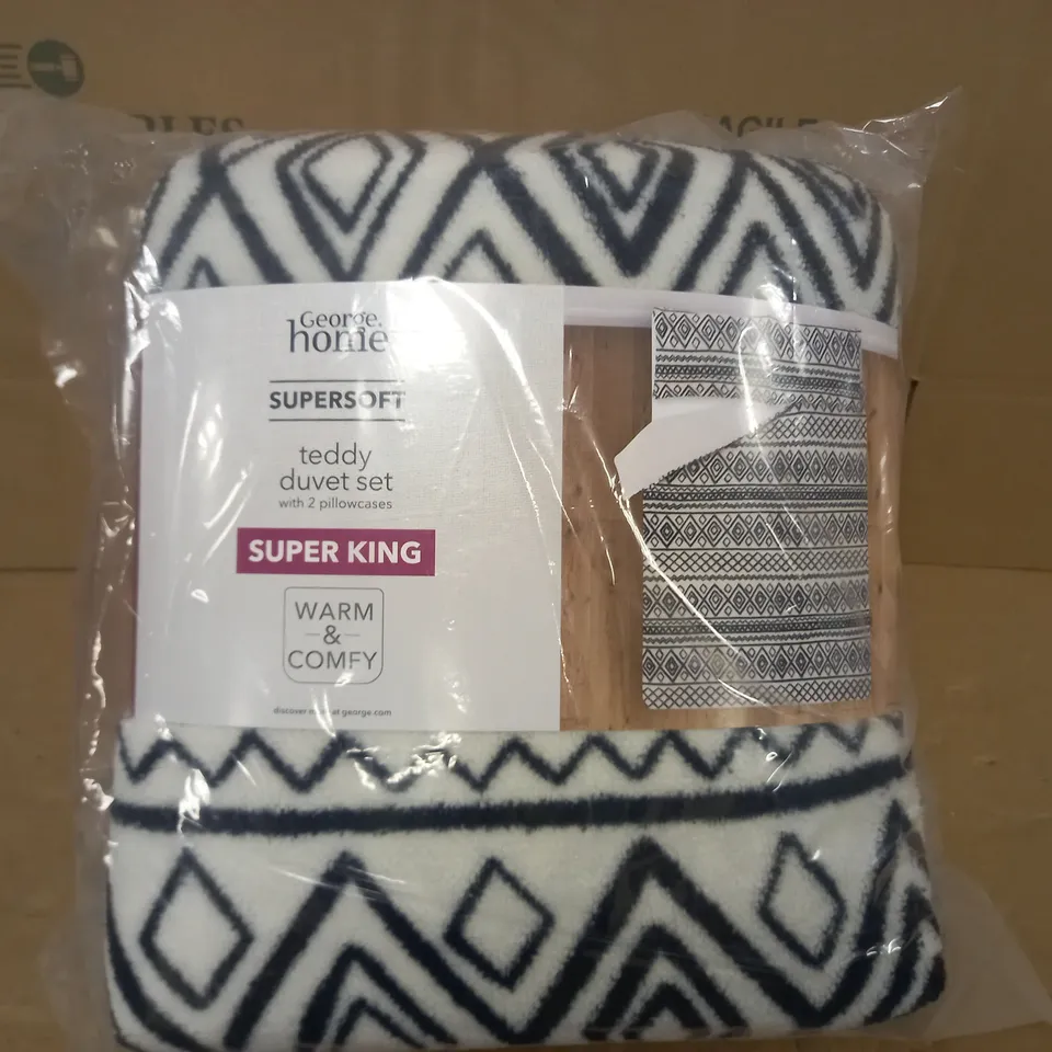 BOX OF 2 BRAND NEW GEORGE HOME SUPERSOFT SUPER KING TEDDY DUVET SETS IN WHITE/BLACK PATTERN