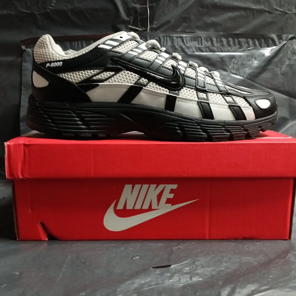 BOXED PAIR OF NIKE P-6000 TRAINERS IN SHADOW GREY/BLACK SIZE UK 10