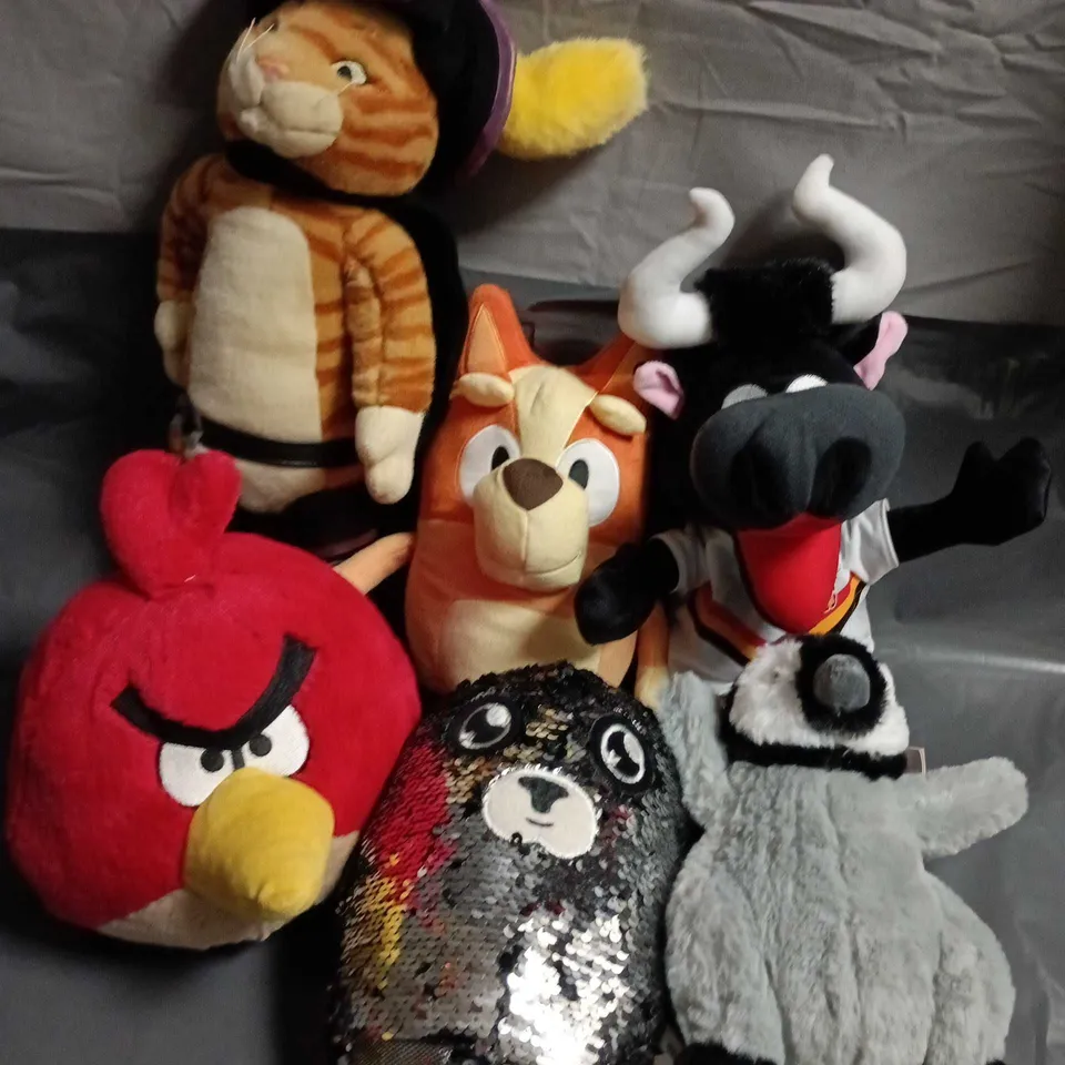 LOT OF 12 ASSORTED PLUSHIES TO INCLUDE ANGRY BIRDS AND BLUEY