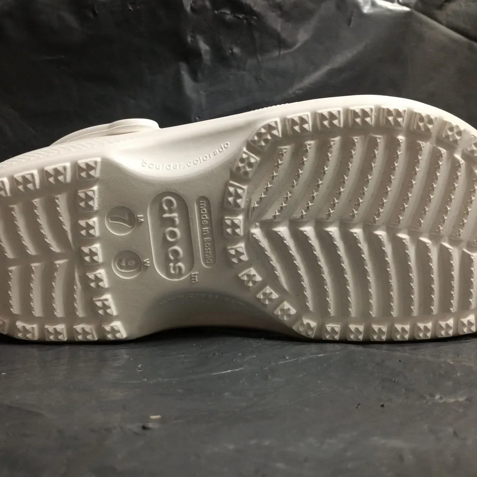 PAIR OF CROCS CLASSIC CLOGS IN WHITE SIZE M7/W9