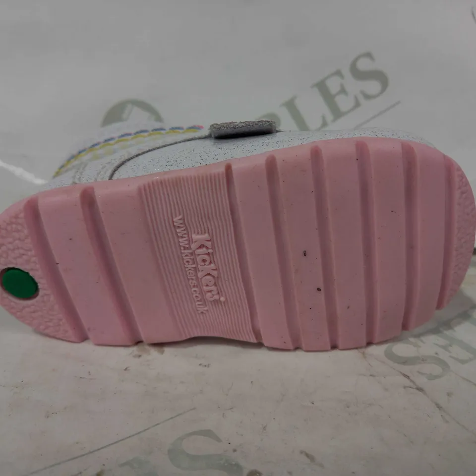 BOXED PAIR OF KICKERS BABY SHOES IN WHITE/PINK W. GLITTER EFFECT EU SIZE 17