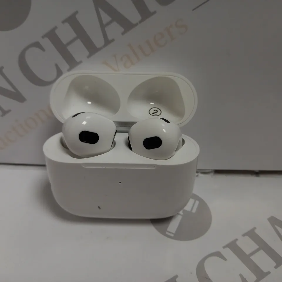 TRUE WIRELESS EARBUDS - WHITE