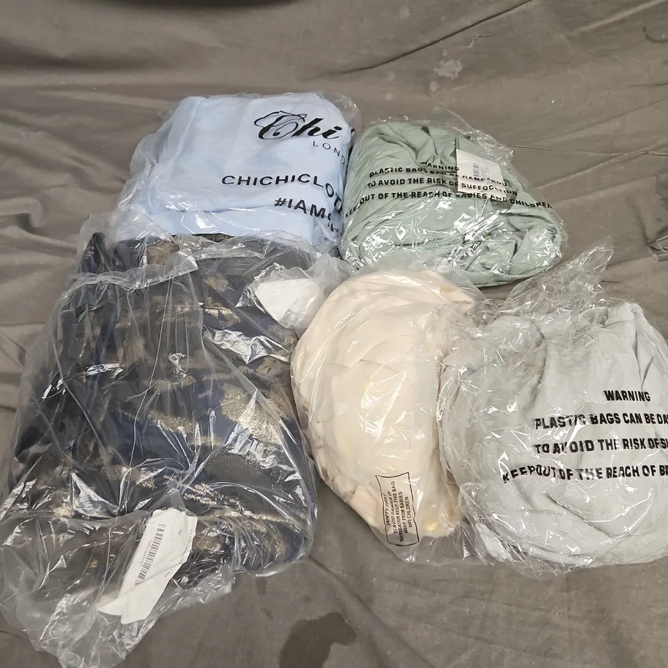APPROXIMATELY 20 ASSORTED CLOTHING ITEMS IN VARIOUS STYLES AND SIZES 