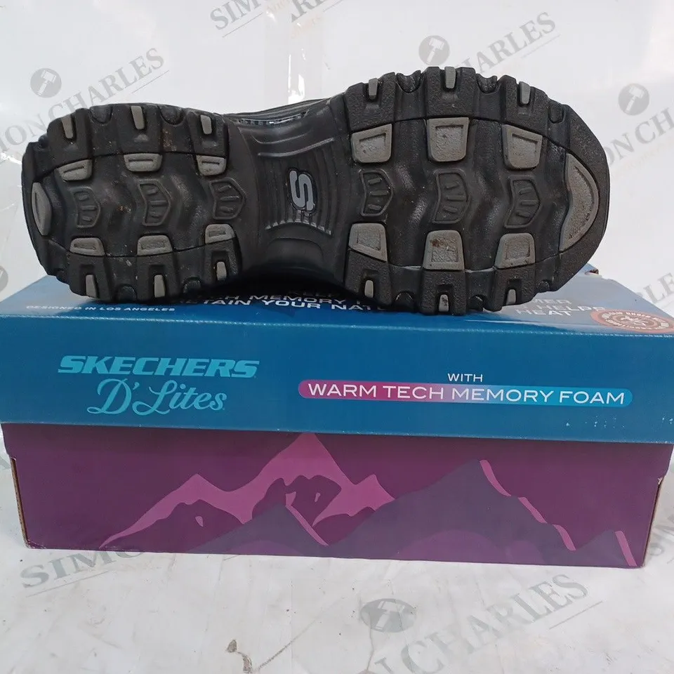 BOXED PAIR OF SKECHERS BOOTS IN BLACK SIZE 5