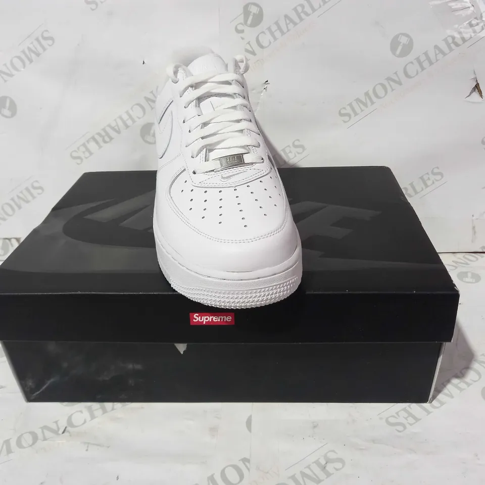 BOXED PAIR OF NIKE AIR FORCE 1 SHOES IN WHITE UK SIZE 9.5