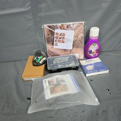 APPROXIMATELY 15 ASSORTED HOUSEHOLD ITEMS TO INCLUDE SOLAR LIGHT, SHOULDER BRACE, AIR FRESHENER, ETC - COLLECTION ONLY
