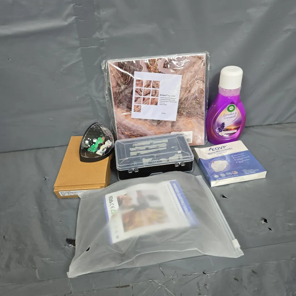APPROXIMATELY 15 ASSORTED HOUSEHOLD ITEMS TO INCLUDE SOLAR LIGHT, SHOULDER BRACE, AIR FRESHENER, ETC - COLLECTION ONLY