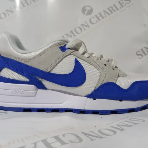PAIR OF NIKE AIR TRAINERS IN WHITE/BLUE UK SIZE 6
