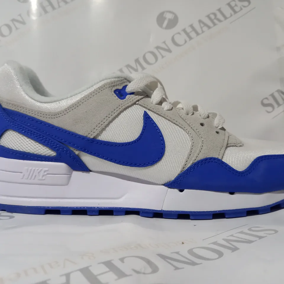 PAIR OF NIKE AIR TRAINERS IN WHITE/BLUE UK SIZE 6