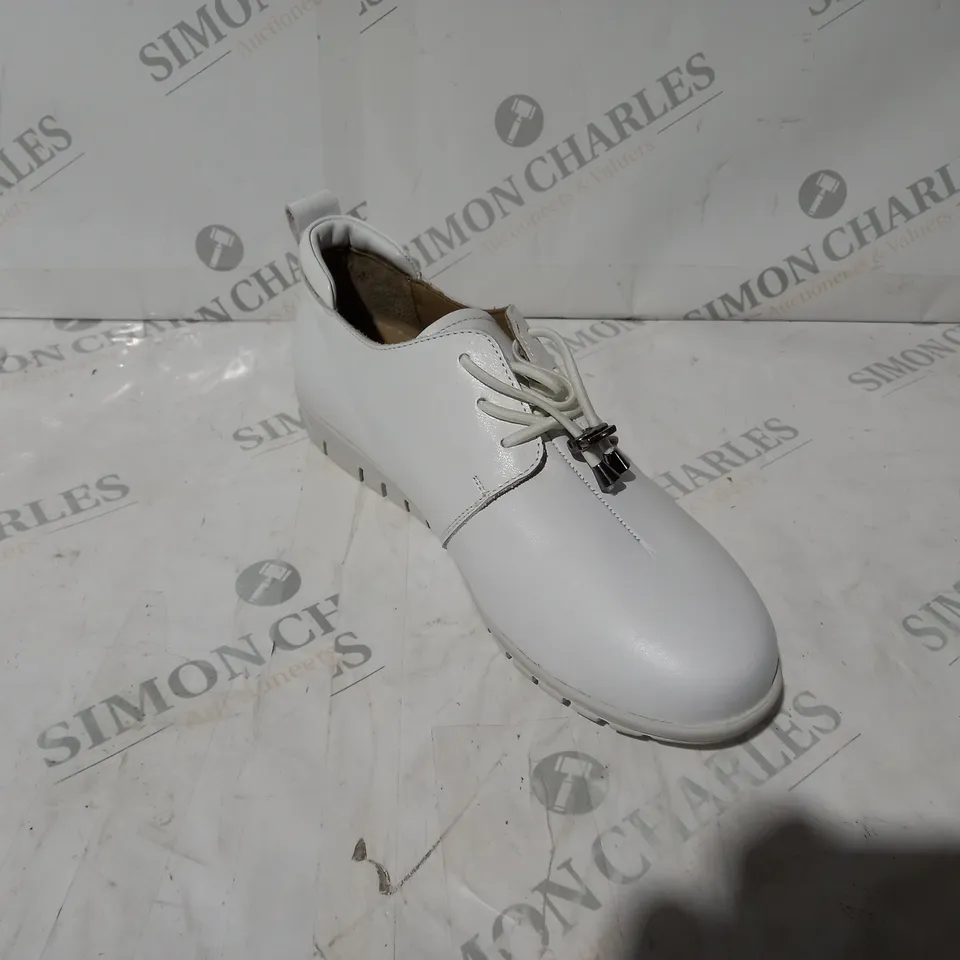 BOXED PAIR OF ADESSO TRAINERS IN WHITE UK SIZE 6