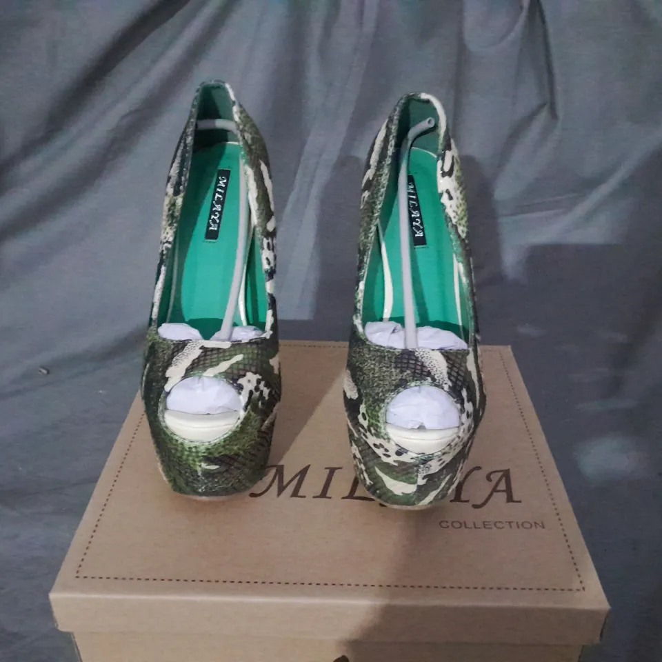 APPROXIMATELY 10 BOXED PAIRS OF GREEN SNAKE SKIN PATTERN PLATFORM HEELS 