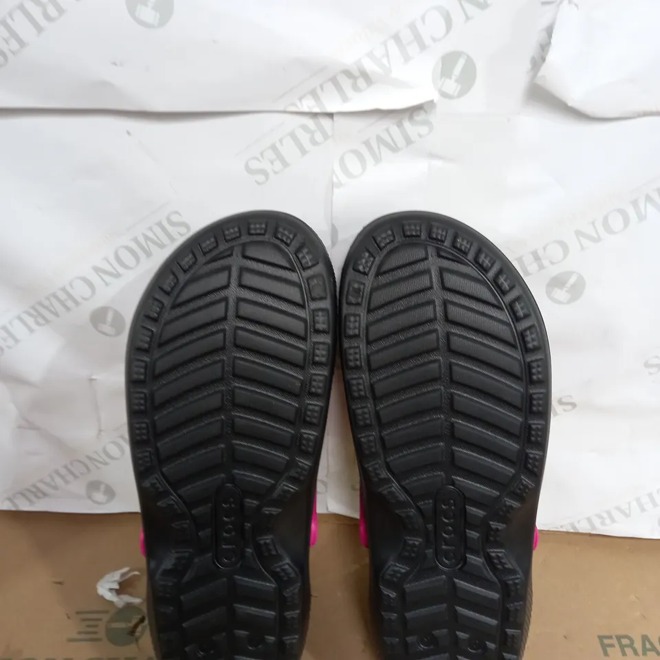 PAIR OF CROC CLASSIC LINED POP STRAP SIZE UNSPECIFIED