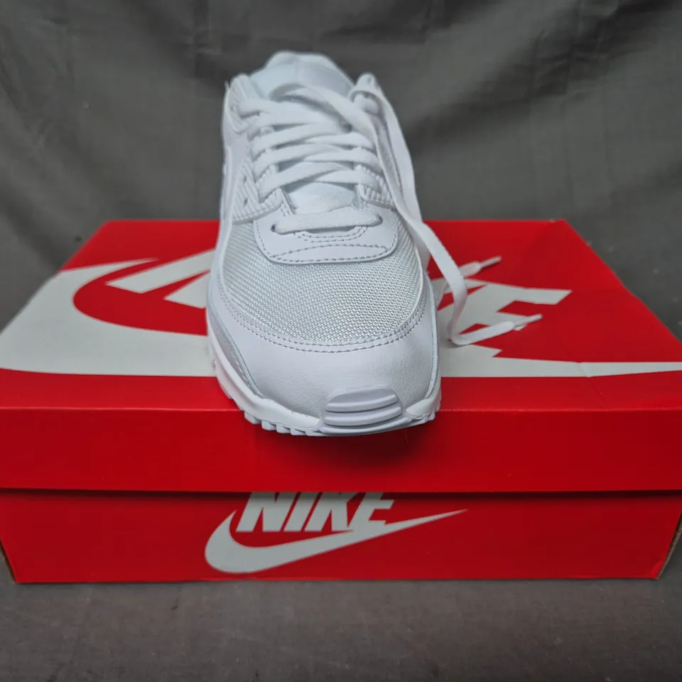 BOXED PAIR OF NIKE AIR MAX 90 SHOES IN WHITE UK SIZE 9