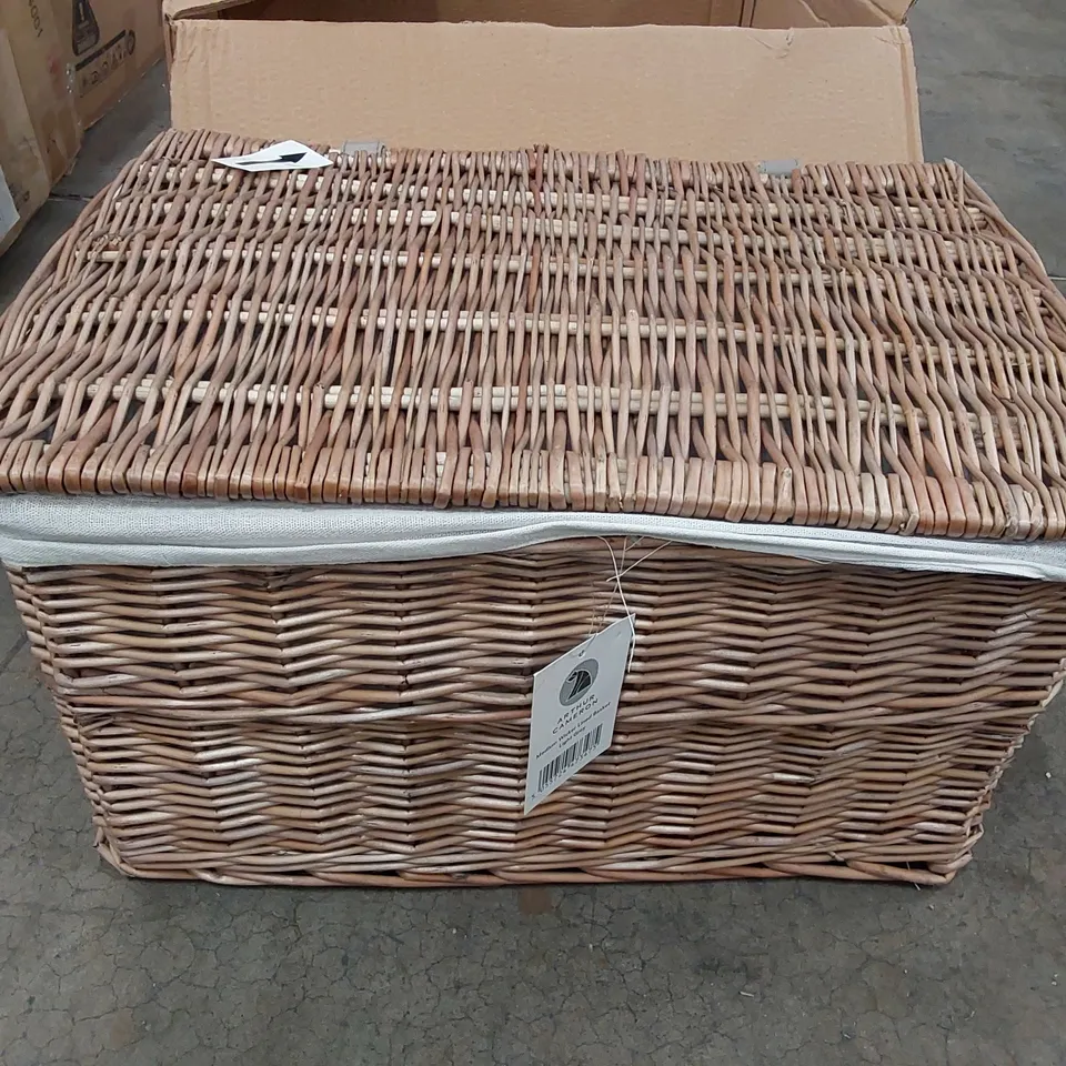 BOXED ARTHUR CAMERON RECTANGULAR WICKER STORAGE BASKET WITH LID AND REMOVABLE LINING (1 BOX)