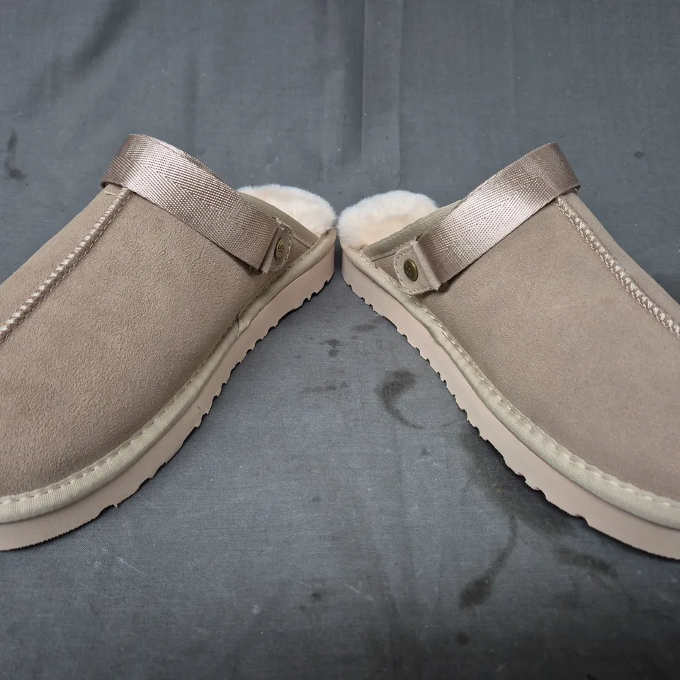 BOXED PAIR OF UGG SHOES IN SANDSTONE UK SIZE 6