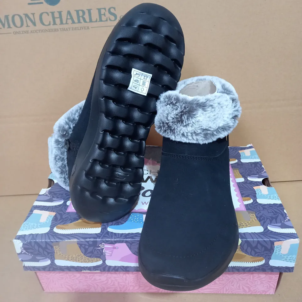 BOXED PAIR OF SIZE 5 SKECHERS SHOES