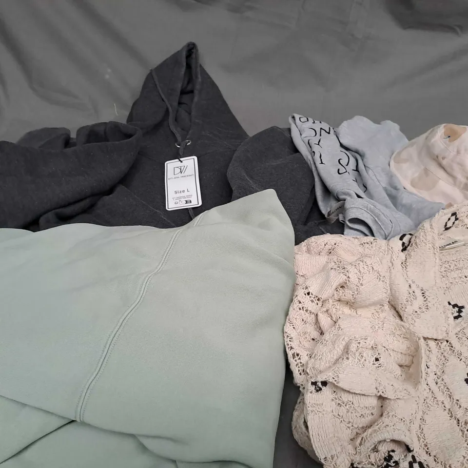 APPROXIMATELY 25 ASSORTED CLOTHING ITEMS IN VARIOUS SIZES TO INCLUDE - HAT , T-SHIRT , HOODIE ETC