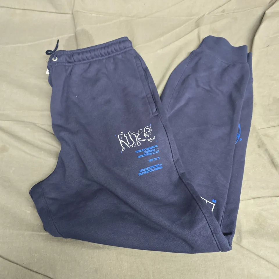 NIKE MEN'S JOGGERS – OBSIDIAN NAVY, STANDARD FIT, TAPERED LEG – SIZE M