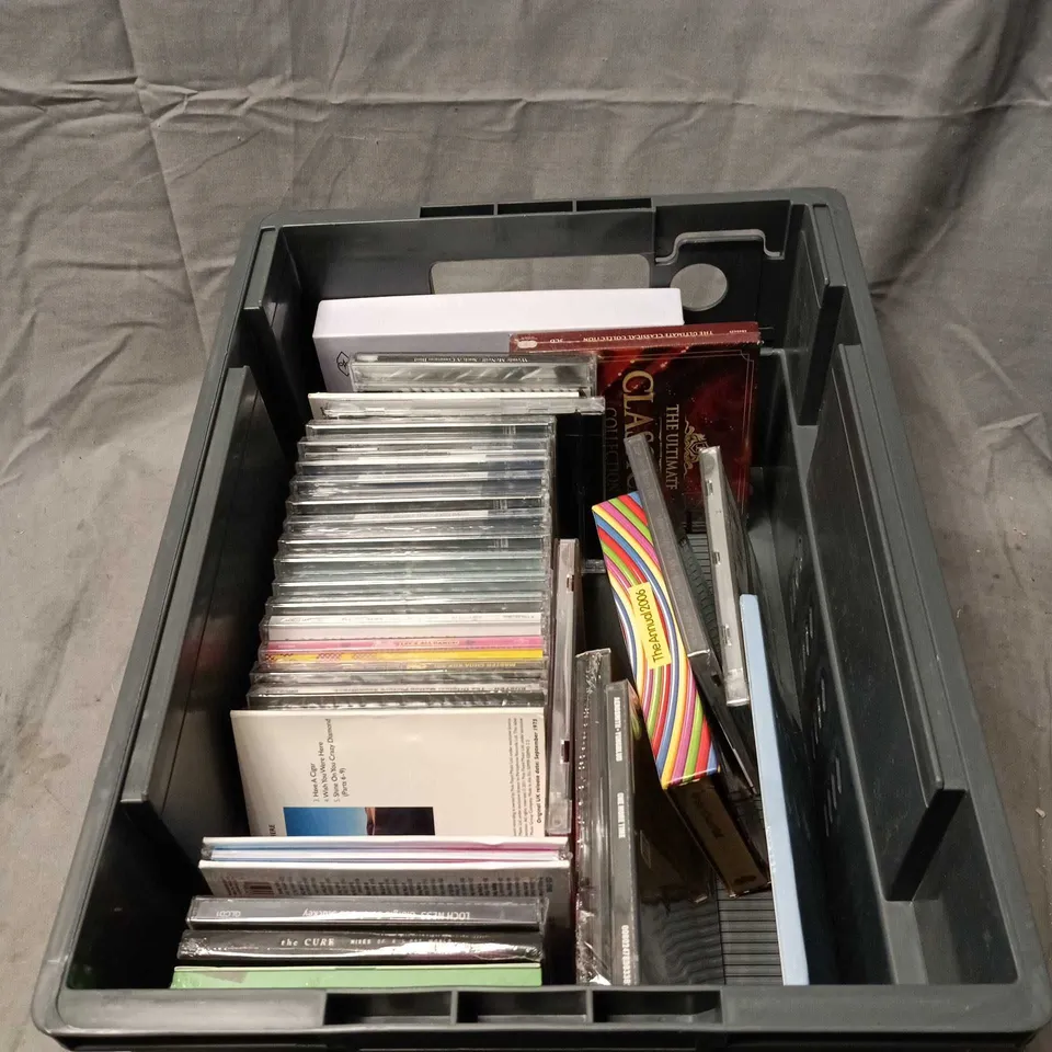 APPROXIMATELY 25 ASSORTED CD'S TO INCLUDE MINISTRY OF SOUND, ULTIMATE CLASSICAL COLLECTION, BARBIE LETS ALL PARTY, YUNGBLUD ETC