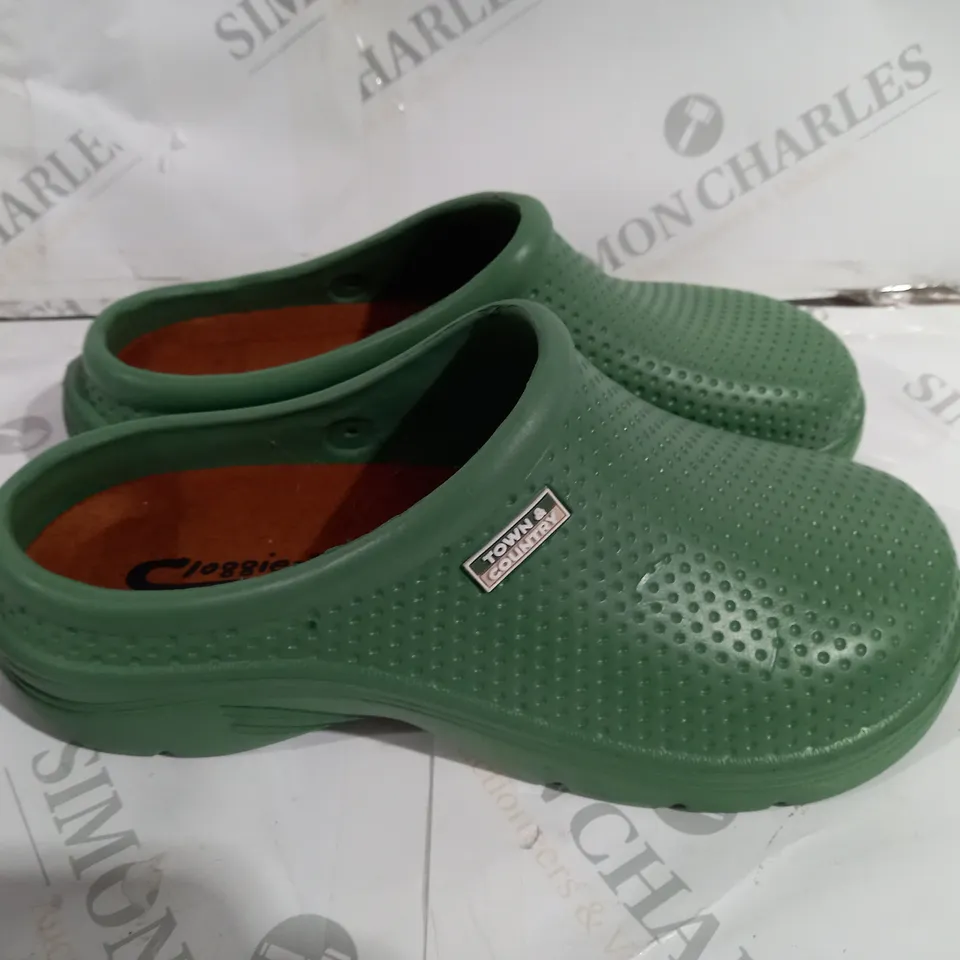 TOWN & COUNTRY CLOGGIES SIZE 7 GREEN