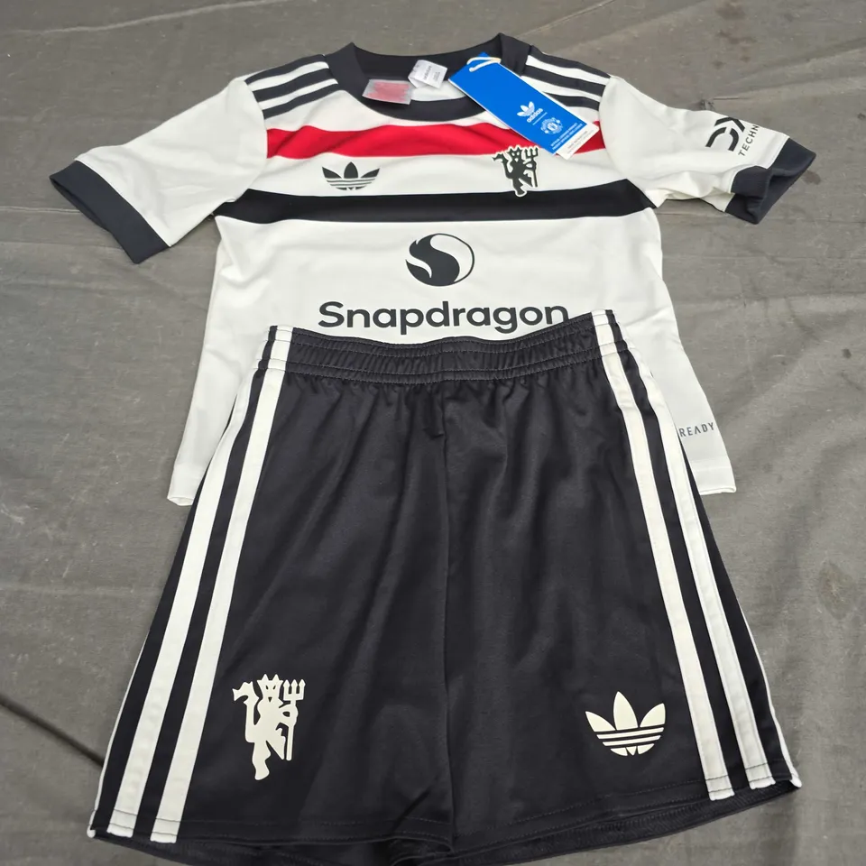 KIDS MANCHESTER UNITED FC AWAY SHIRT AND SHORTS - SIZE 3/4 YEAR