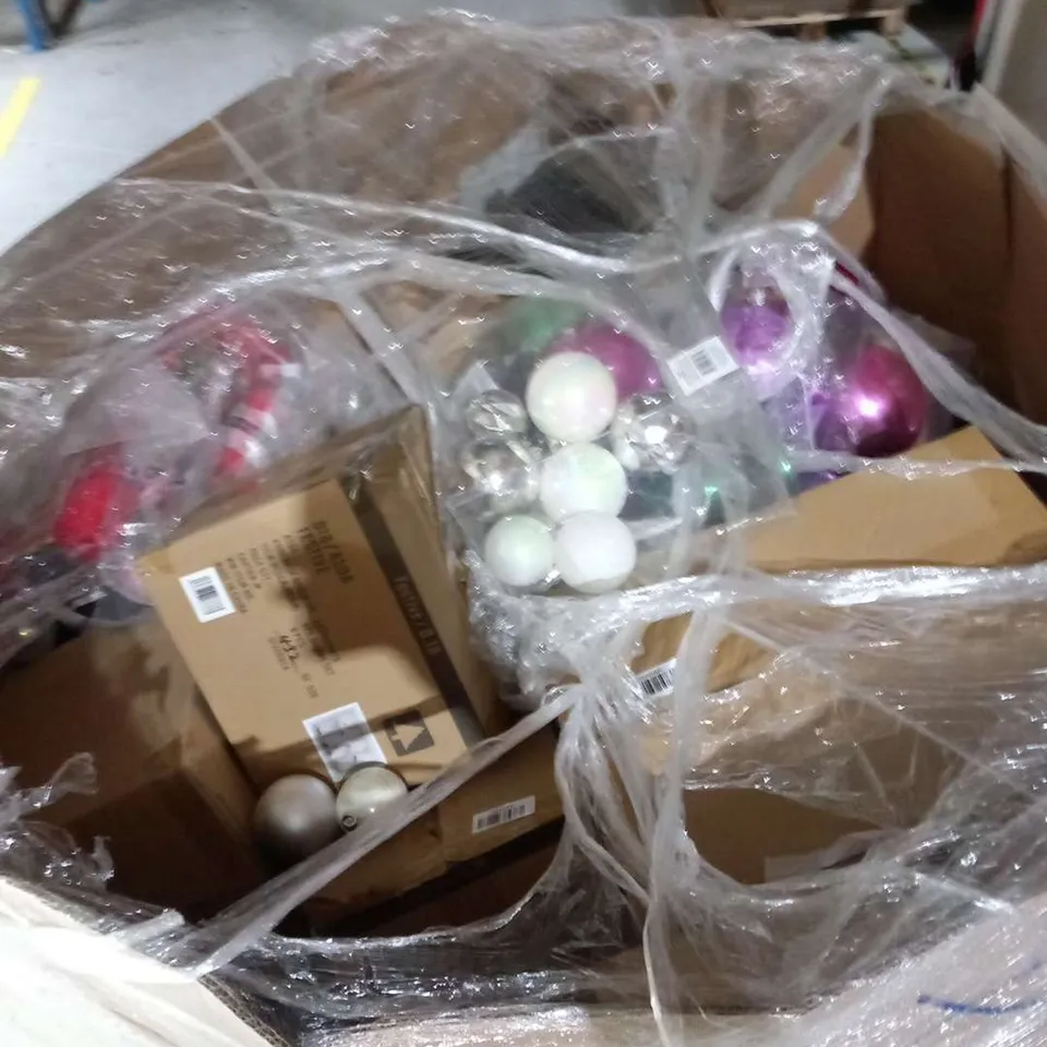 LARGE PALLET OF ASSORTED CHRISTMAS DECORATIONS TO INCLUDE; CHARACTER STAKE SET, GINGERBREAD MAN CUSHIONS, BAUBLES AND BEDDING