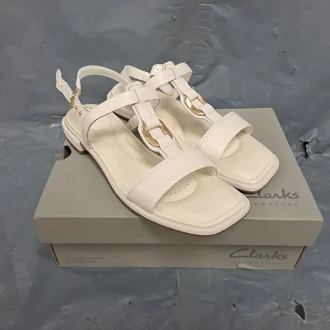 BOXED PAIR OF CLARKS SIGNATURE ARIANY SANDALS IN CREAM LEATHER - SIZE 6