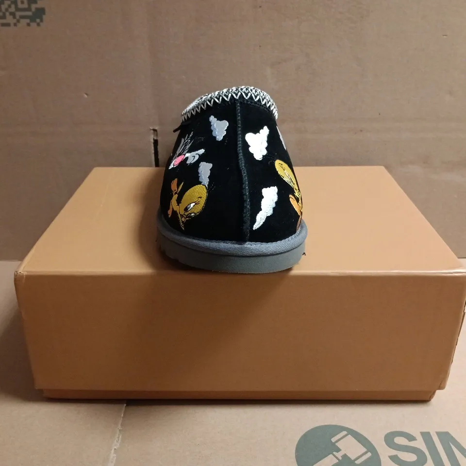 BOXED PAIR OF UGG PALACE TASMAN LOONEY TUNES SHOES IN BLACK SIZE UK 7